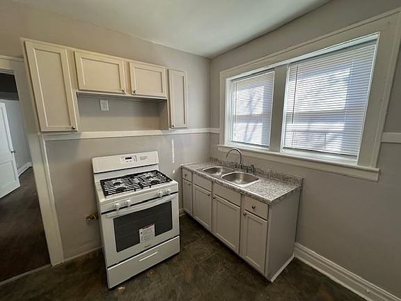 2nd image of 1021 W Columbus Dr