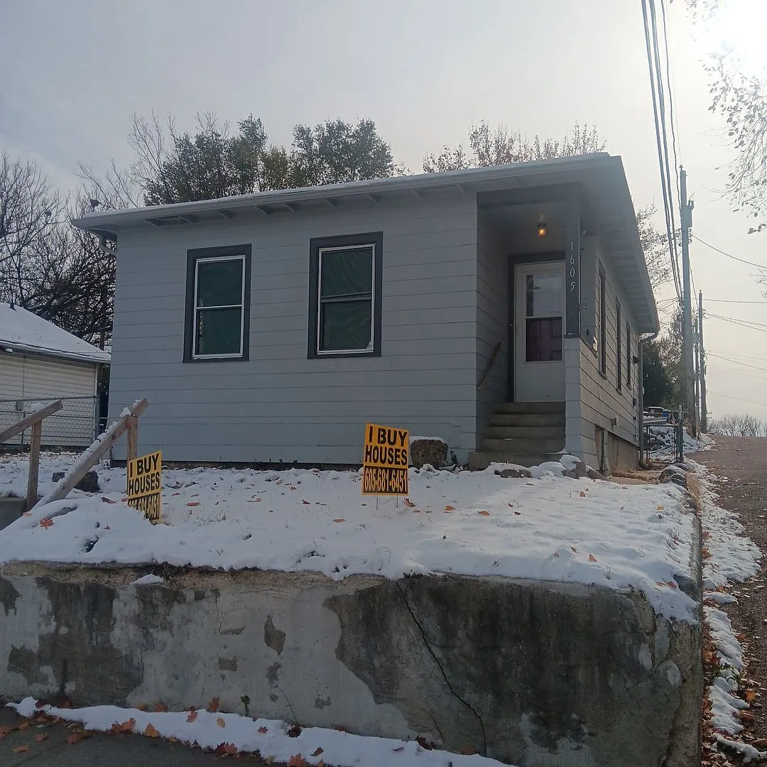 1605 W 10th St — Photo 1