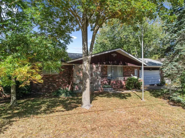 8650 Sandy Crest Dr, White Lake, MI 48386