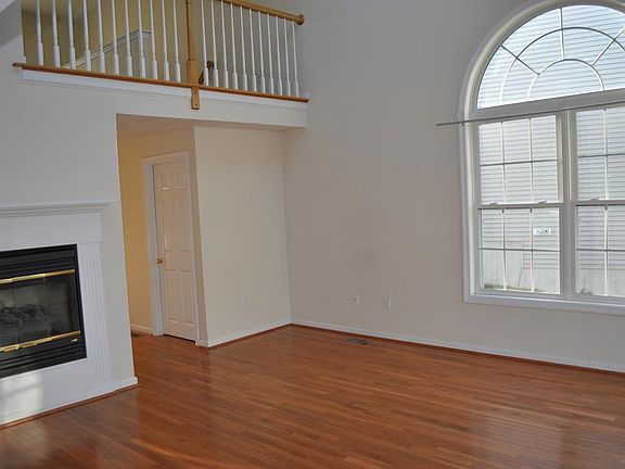 LivingRoom_Fireplace_Hardwood