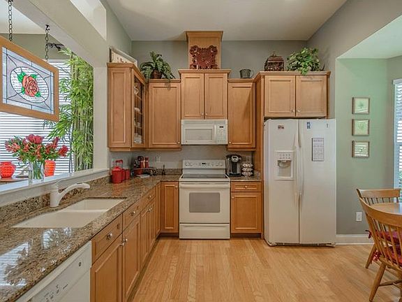 5th image of 3412 Heards Ferry Dr