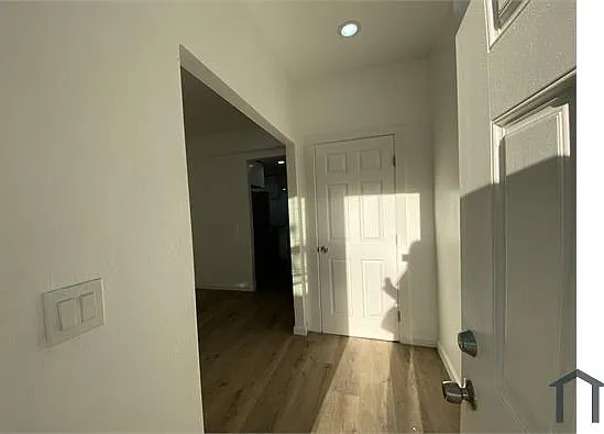 3 bed, 924 sqft, $3,500 — Photo 2