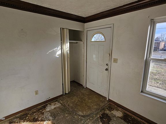 5th image of 1004 Summitt Dr