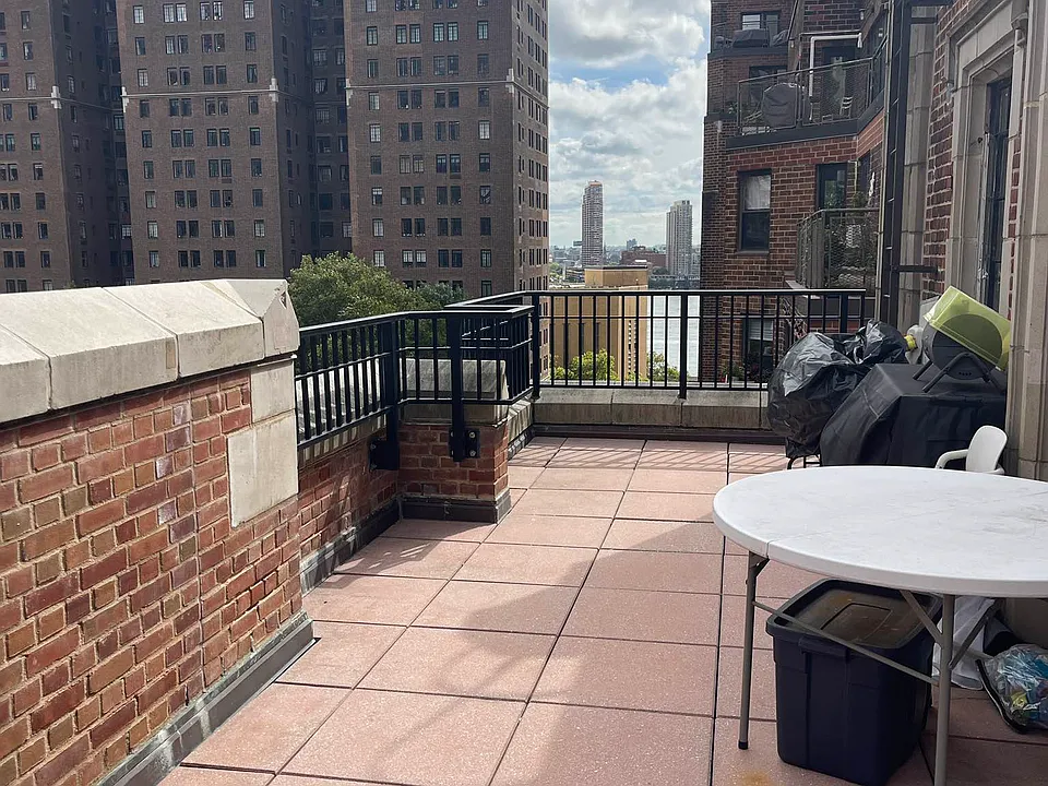 324 E 41st St #Penthouse 1C