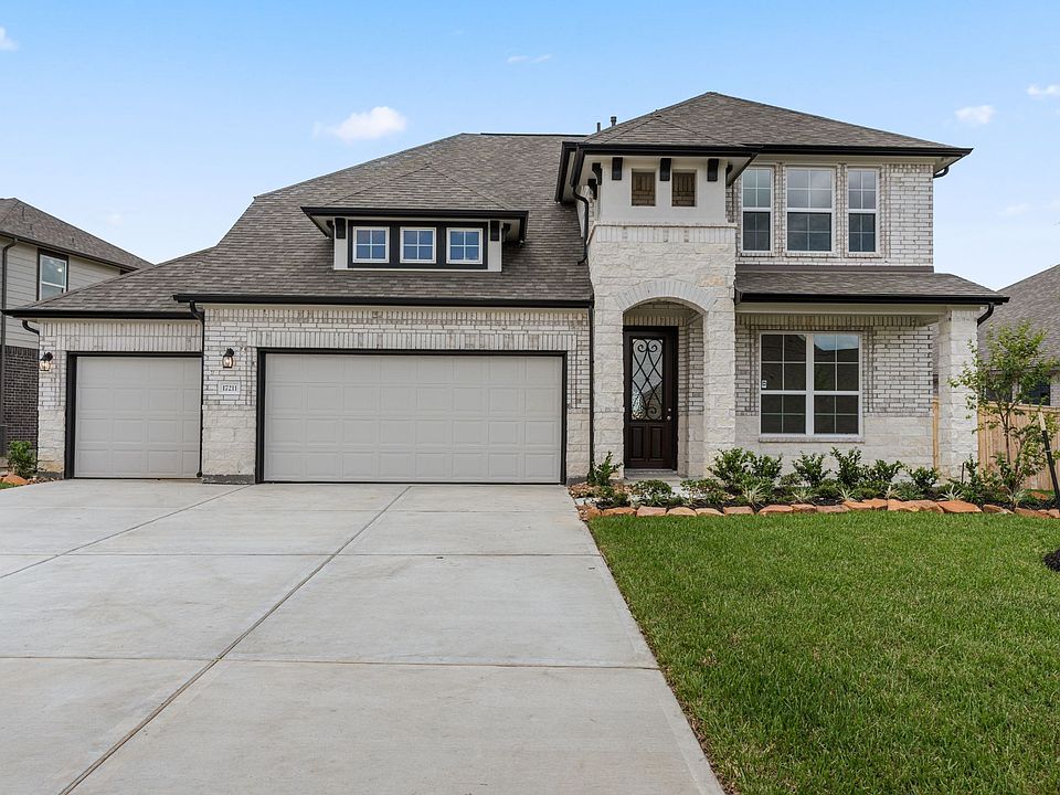 Welcome home to 17211 Daylily Dune Way located in the community of Dellrose and zoned to Waller ISD.