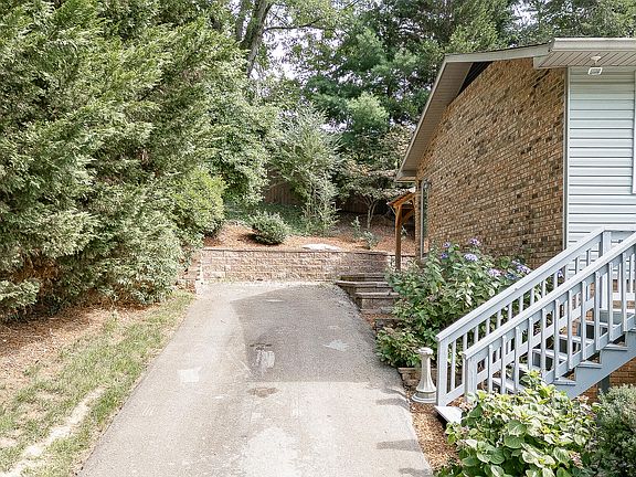 3rd image of 221 Old Parker Private Dr