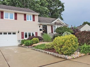 2 Wilshire Rd, Edison, NJ 08817