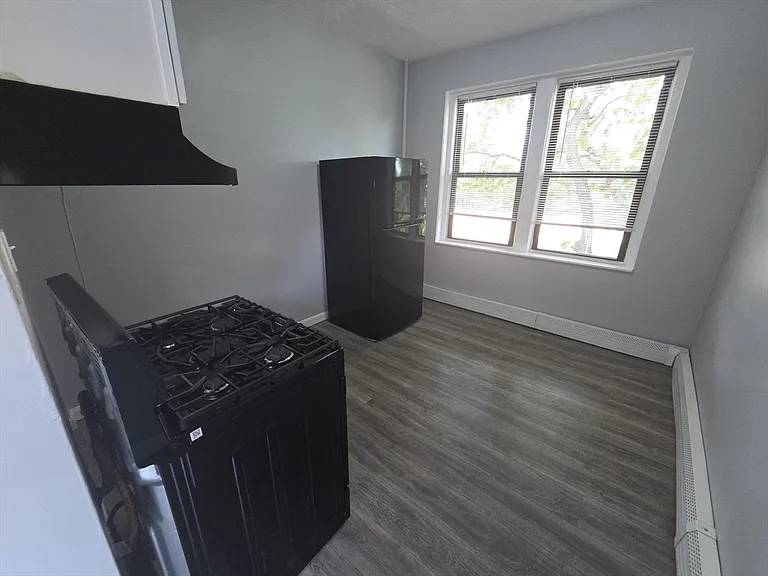 14 Abbotsford St #6 — Photo 2
