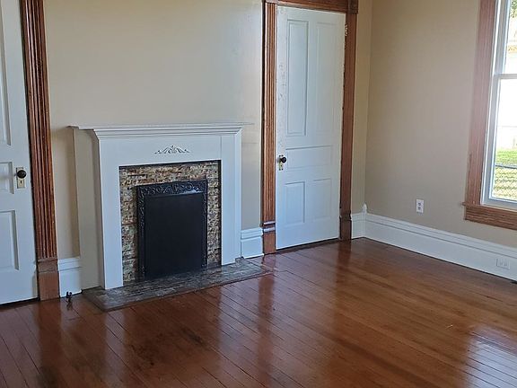 4th image of 131 S Hampton St