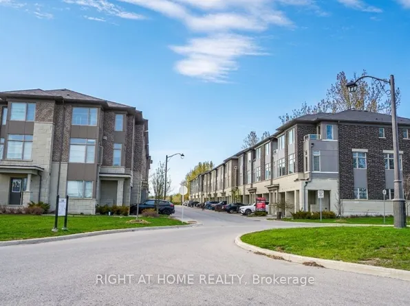 384 Arctic Red Dr #34, Oshawa, ON L1L 0M5