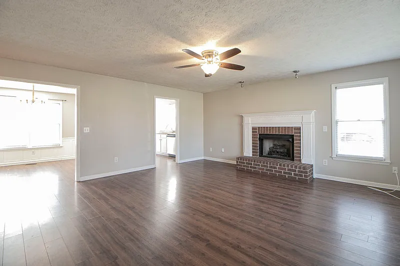 4 bed, 2.5 bath, 2506 sqft, $2,395 — Photo 2