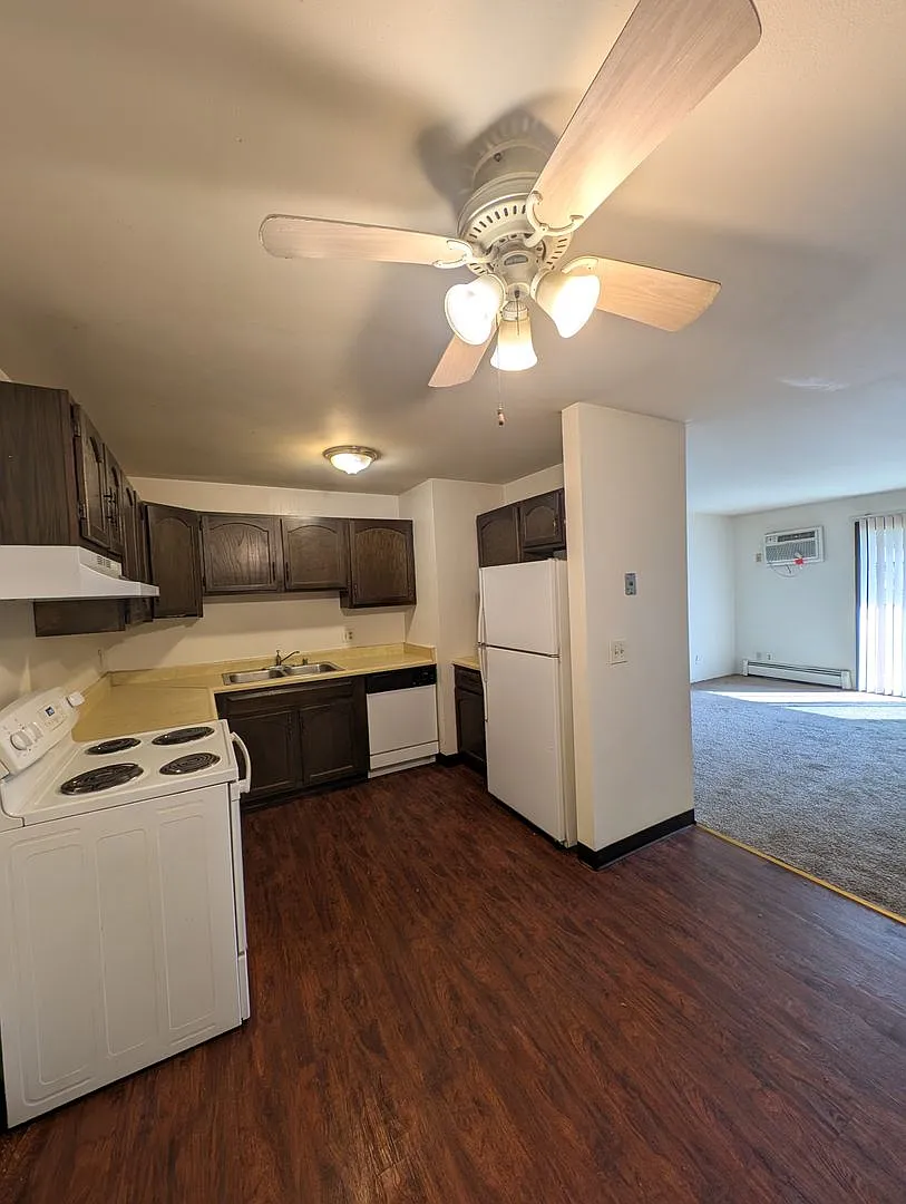 Royal Court Apartments — Photo 3