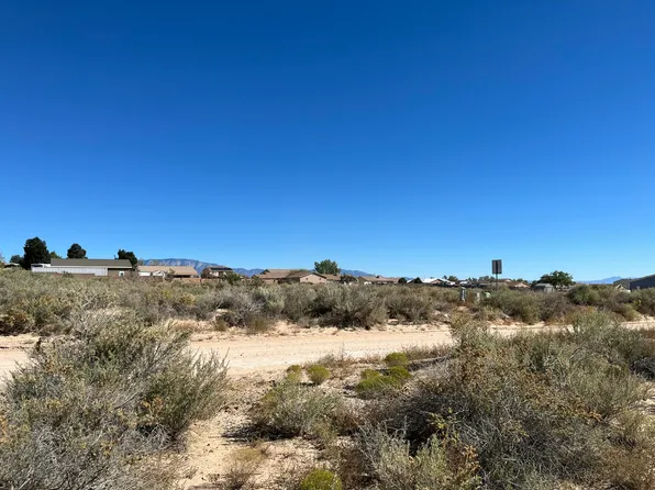 409 1st St NE, Rio Rancho, NM 87124