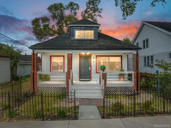 3323 Lawley St, Hamtramck, MI 48212