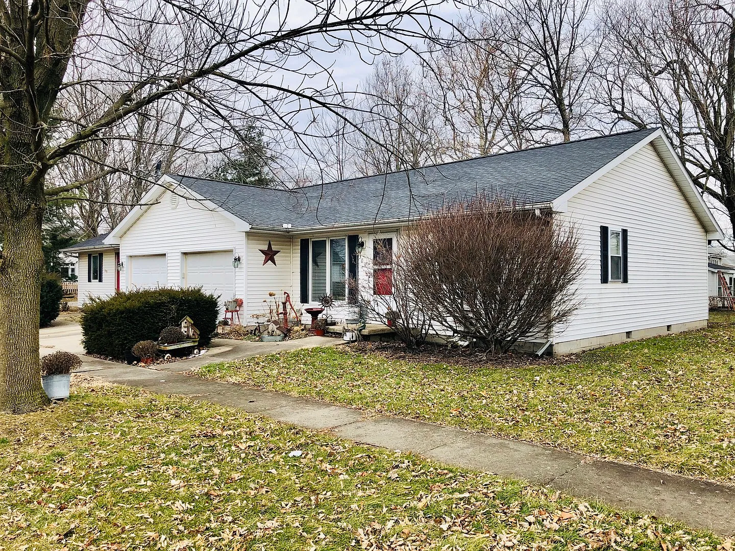 301 E Main St photo 1