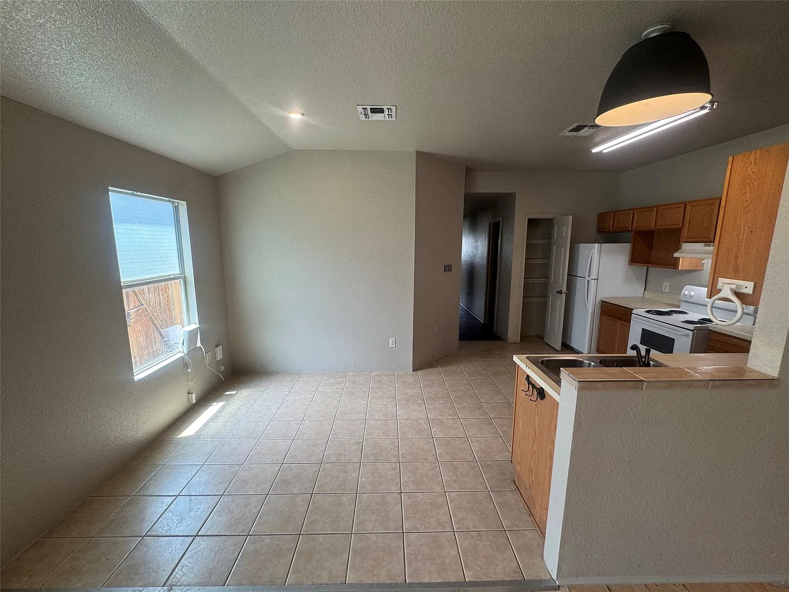 3 bed, 2.0 bath, 1193 sqft, $1,200 — Photo 4