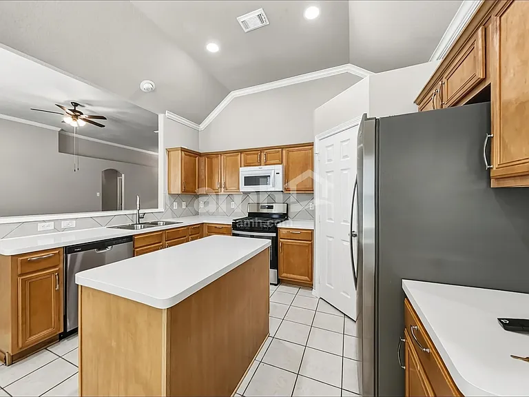 1016 Brazos Ct — Photo 3
