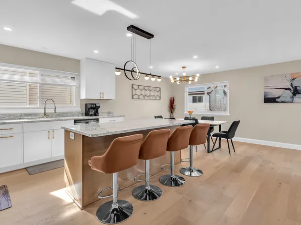 196 Hastings Mill Rd, Streamwood, IL 60107