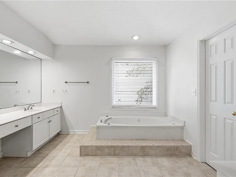 6430 Barwick Ln — Photo 26