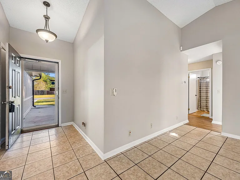 132 Woodvalley Dr — Photo 7