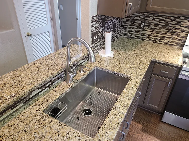 1725 Courtyard Hts #3 — Photo 2