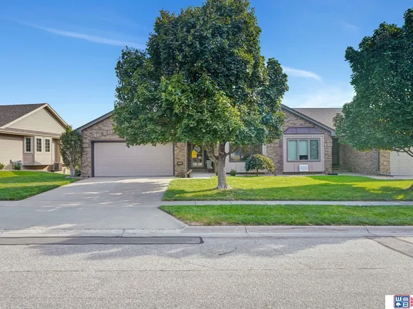 5524 Moor Dr, Lincoln, NE 68516