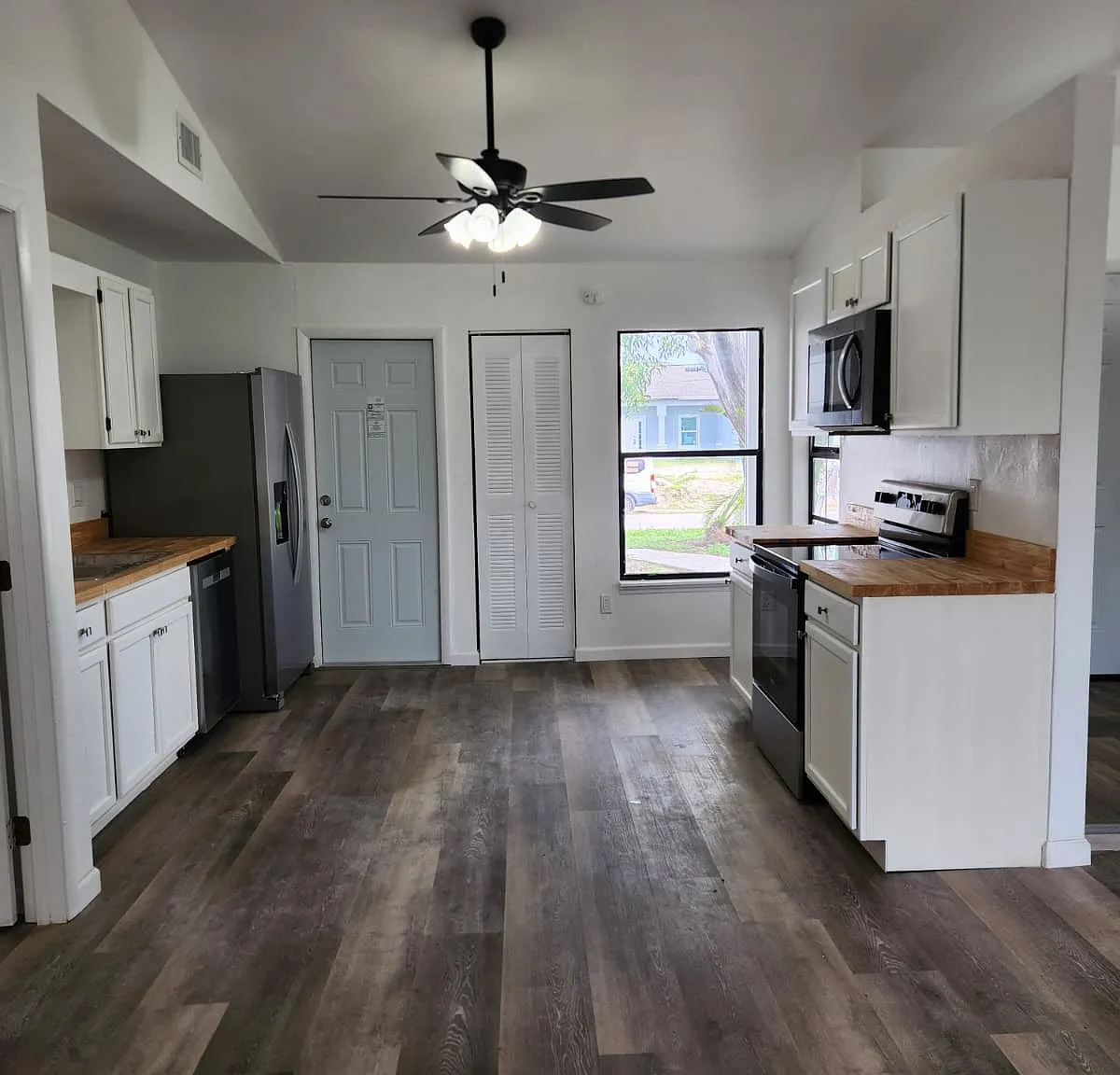 3 bed, 1218 sqft, $1,945 — Photo 2