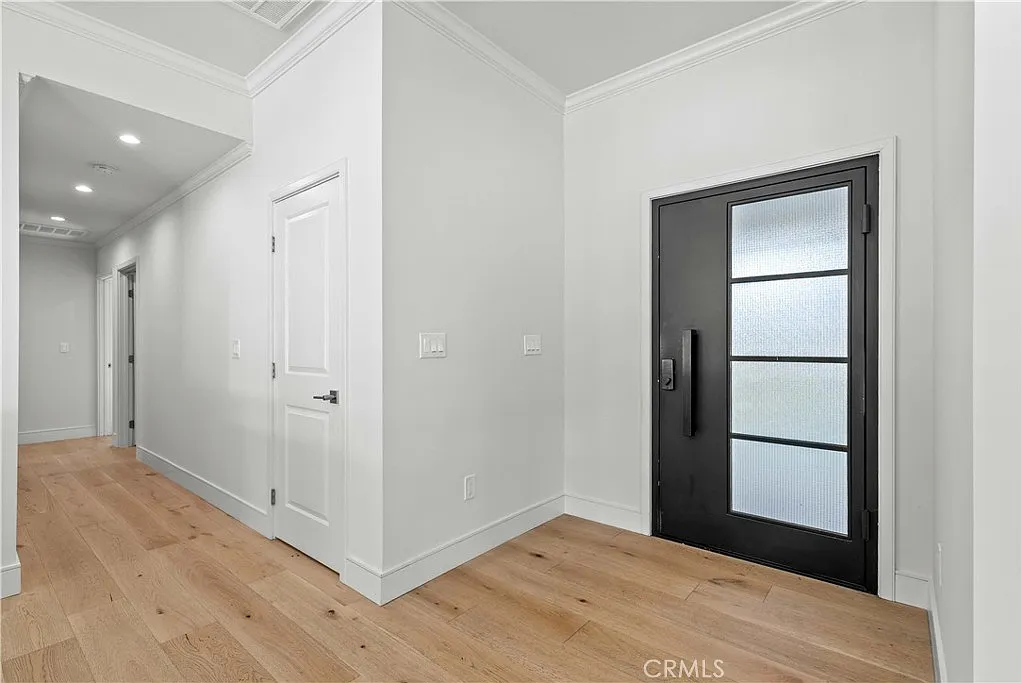 3 bed, 2310 sqft, $7,900 — Photo 4