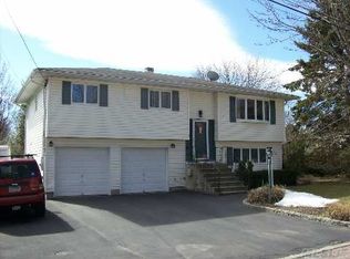 8 Frank St, Smithtown, NY 11787