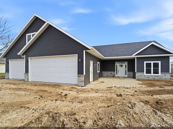 224 N 9th St, Hilbert, WI 54129