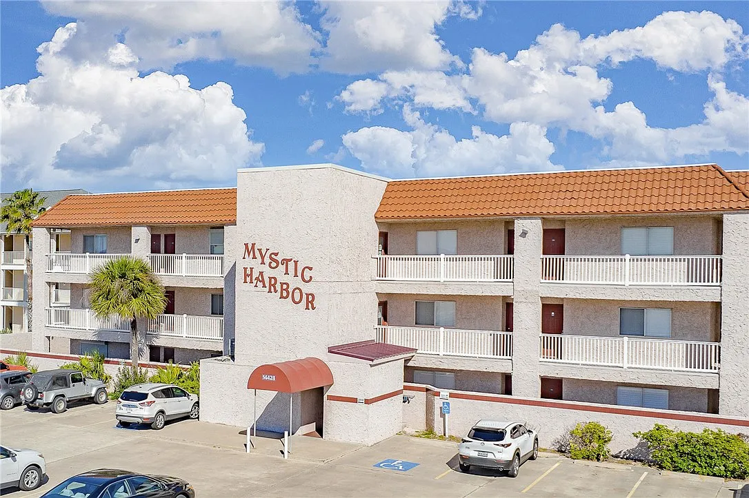 1 bed, 1.0 bath, 676 sqft, $1,950 — Photo 2
