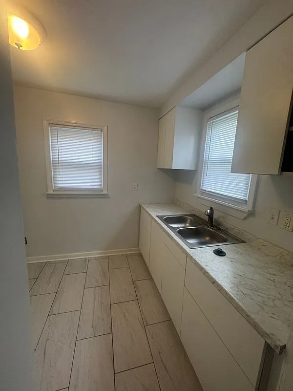 2 bed, 1.0 bath, 948 sqft, $1,200 — Photo 3