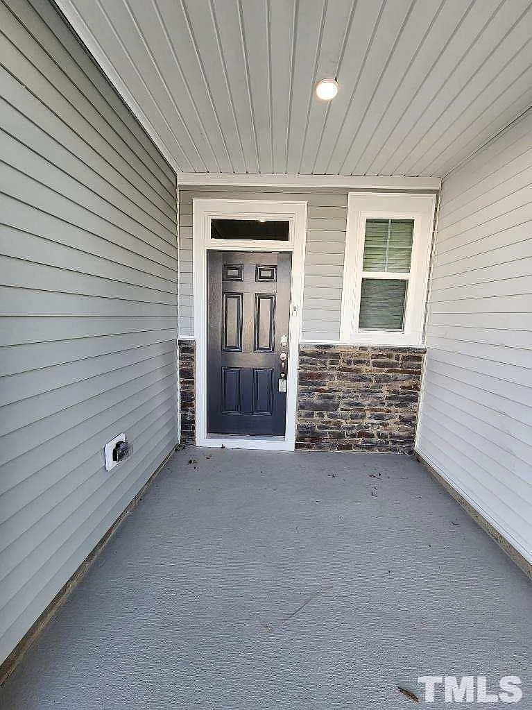 3 bed, 2.5 bath, 1775 sqft, $1,895 — Photo 3