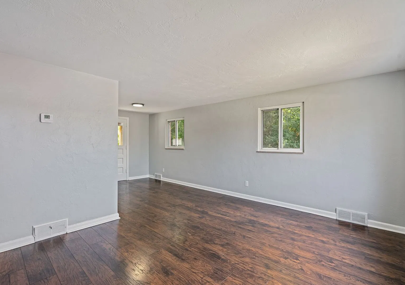 Recently Renovated 2 Bed, 1 Bath Home - Off-Street Parking, Central Ac & Heat -Ready To Move In!! — Photo 1
