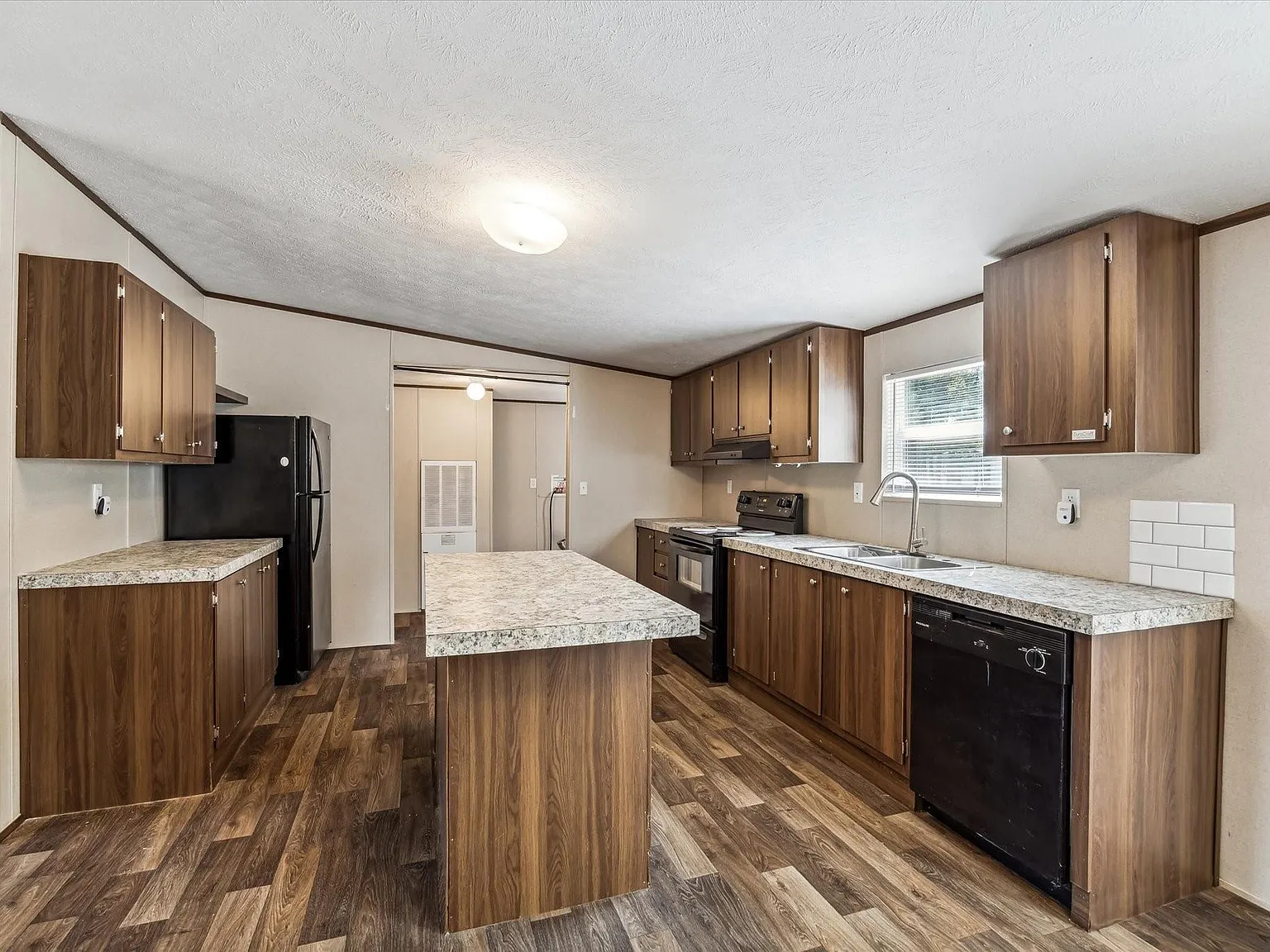 3 bed, 2.0 bath, 1485 sqft, $1,650 — Photo 4
