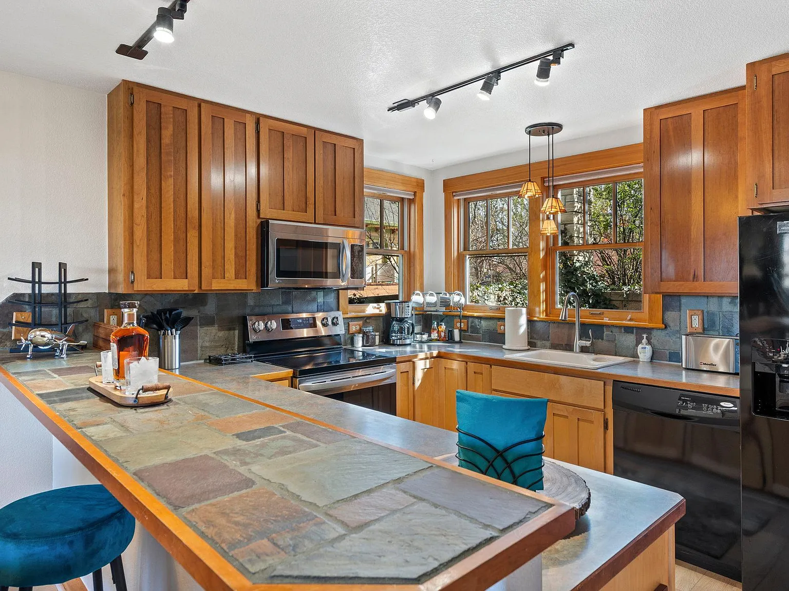 2 bed, 1051 sqft, $3,200 — Photo 3