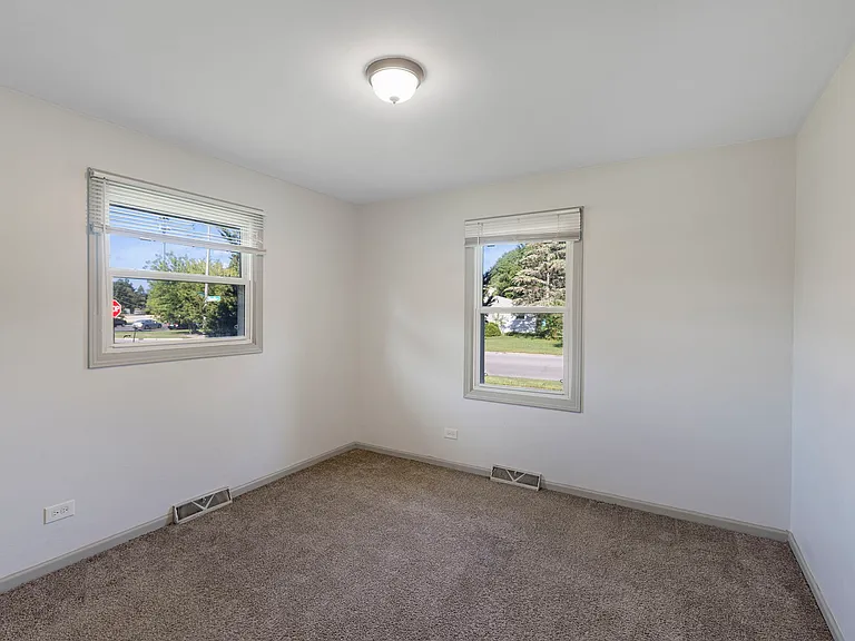 621 Hiawatha Dr — Photo 4