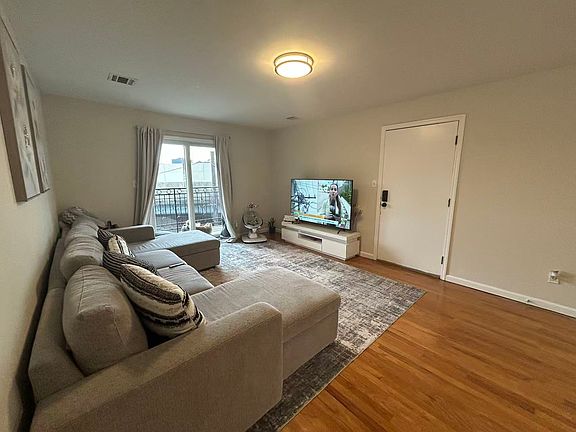 2nd image of 308 Sussex St #2