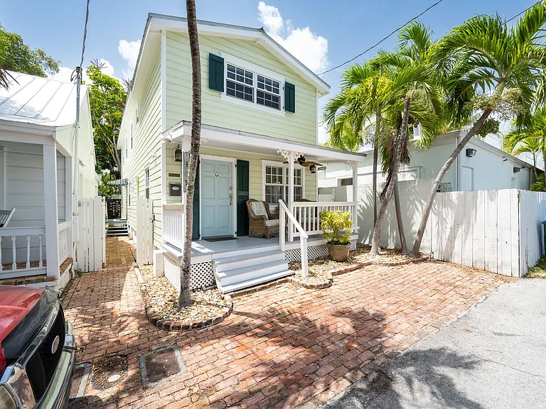415 Julia St — Photo 30