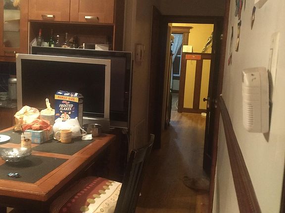 3rd image of 832 Pavonia Ave