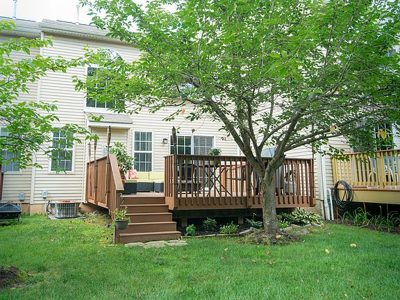 3rd image of 3715 Honey Locust Dr