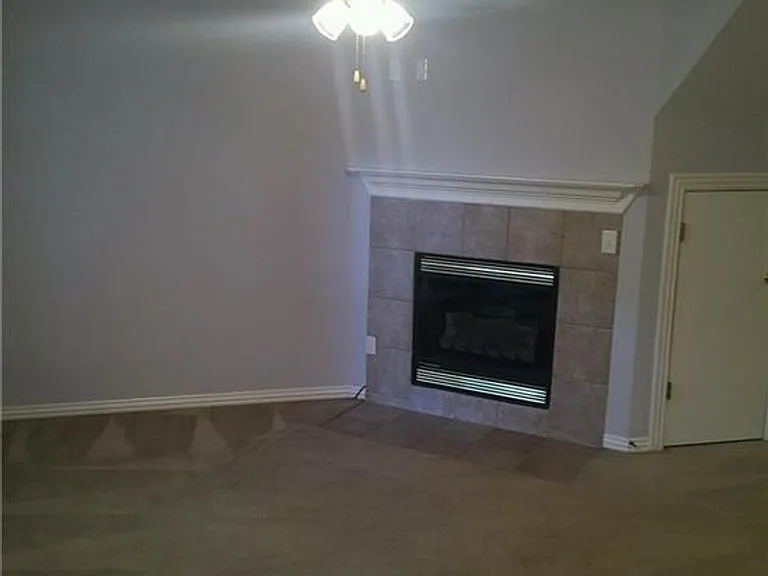 946 W Peachtree Dr — Photo 2