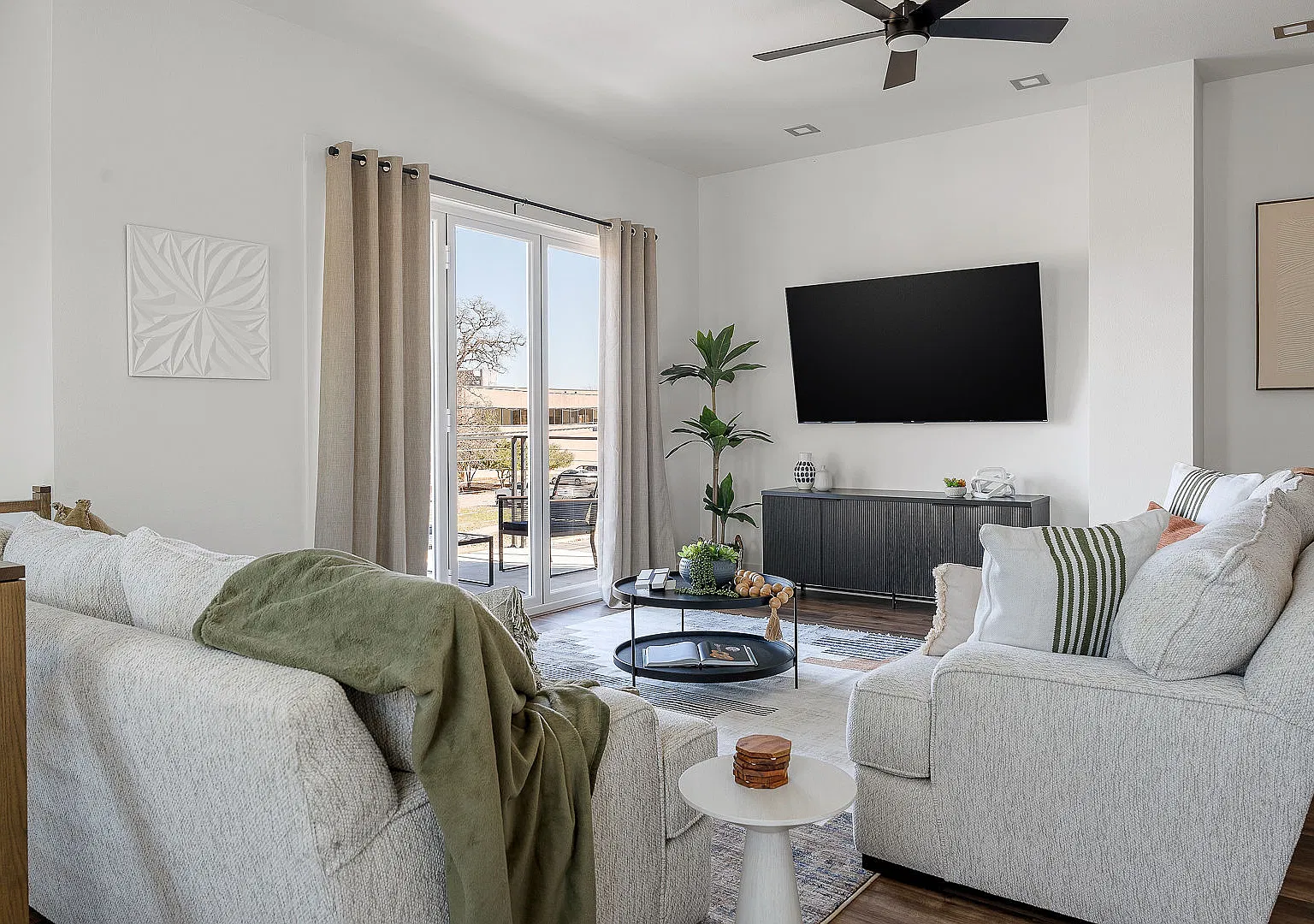 3 bed, 3.5 bath, 2413 sqft, $5,000 — Photo 4