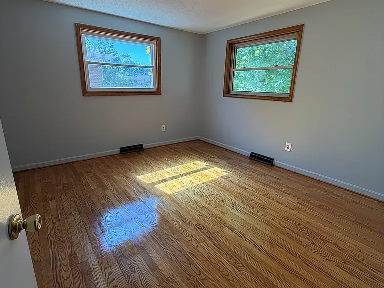 639 Holbrook St — Photo 8