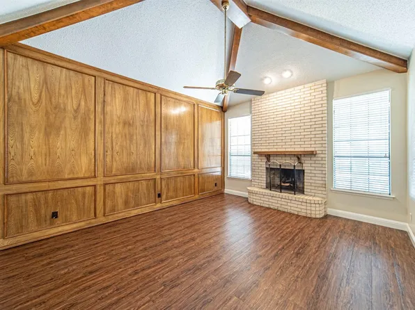 1913 Canterbury Cir, Fort Worth, TX 76112