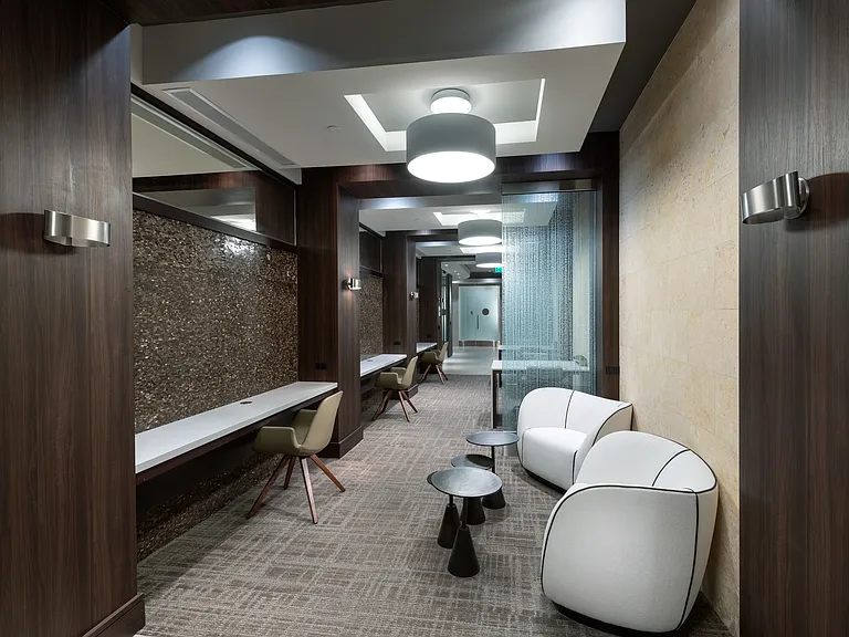 E-Lounge Desk Area