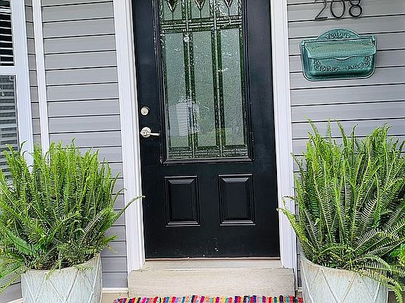 3rd image of 208 Paradise St