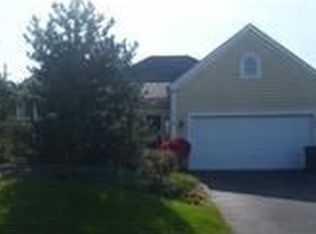 960 Meadow Ridge Dr, West Chicago, IL 60185