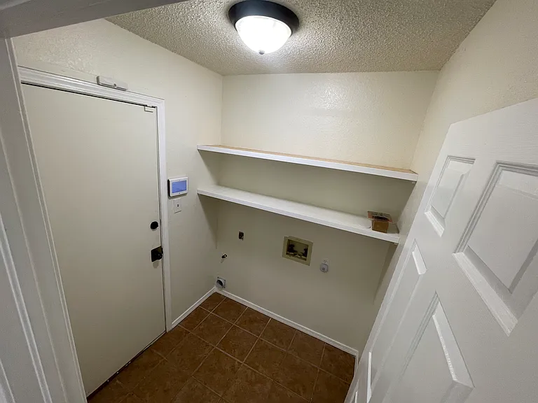 813 E Indianapolis St — Photo 18