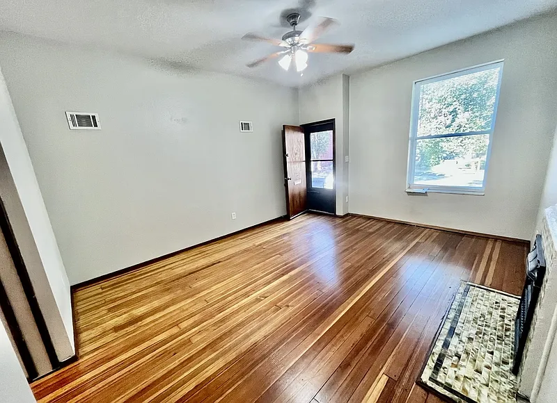 1 bed, 1.0 bath, $895 — Photo 2